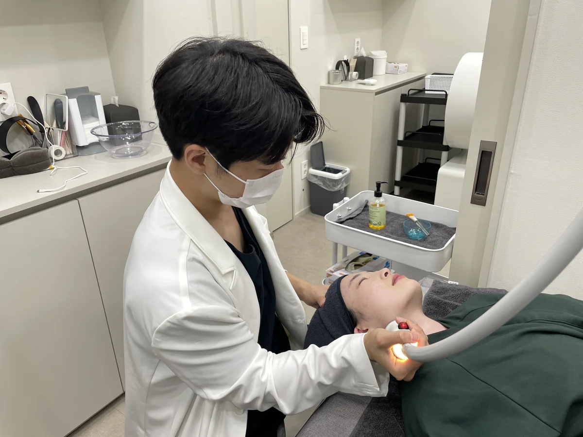 Doctor preparing patient skin with grid marking before Thermage FLX treatment