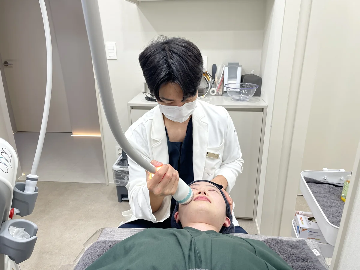 Dr. Yoon-Gon Ryu performing precision stem cell skin treatment injection at RE:BERRY Gangnam