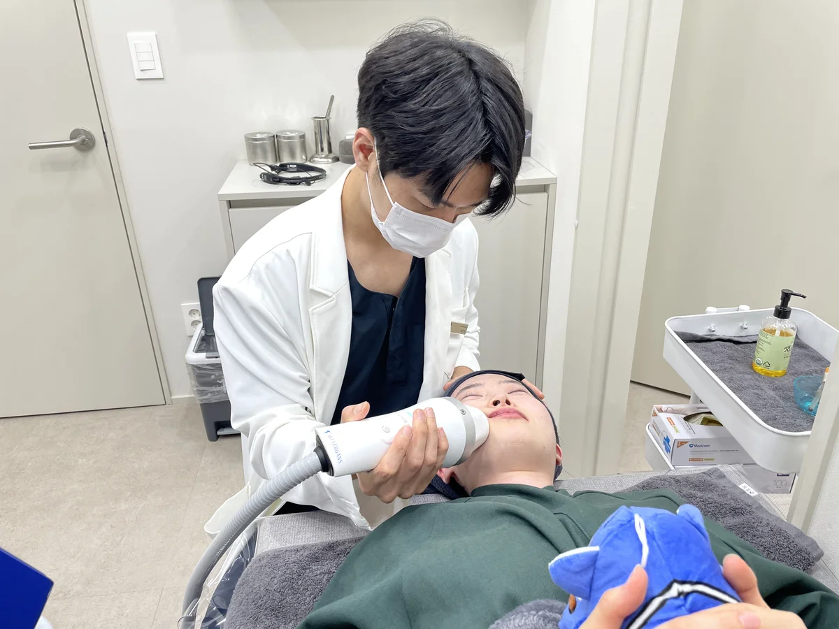 Glass skin facial treatment in progress at RE:BERRY Gangnam Seoul