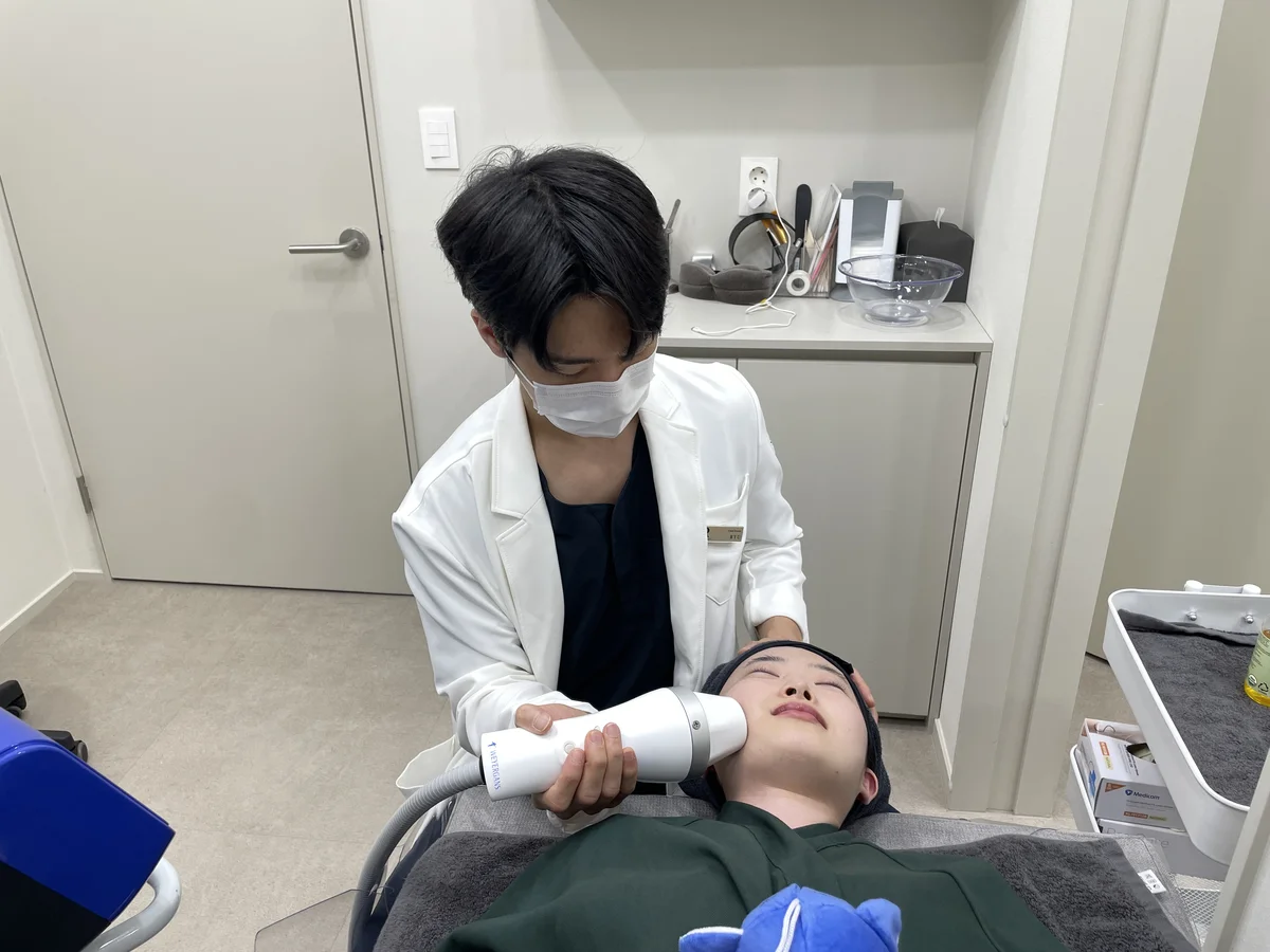 Dr. Yoon-Gon Ryu performing Rejuran Healer Korea PDRN injection at RE:BERRY Gangnam