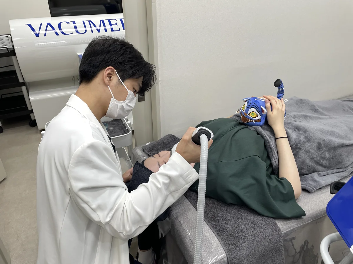 Physician at RE:BERRY Gangnam performing precision injection technique for trapezius Botox shoulder slimming
