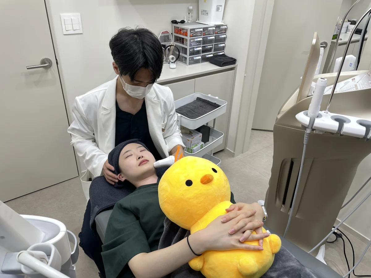 Inyección Juvelook con cánula 25G para volumen facial en Clínica RE:BERRY Gangnam