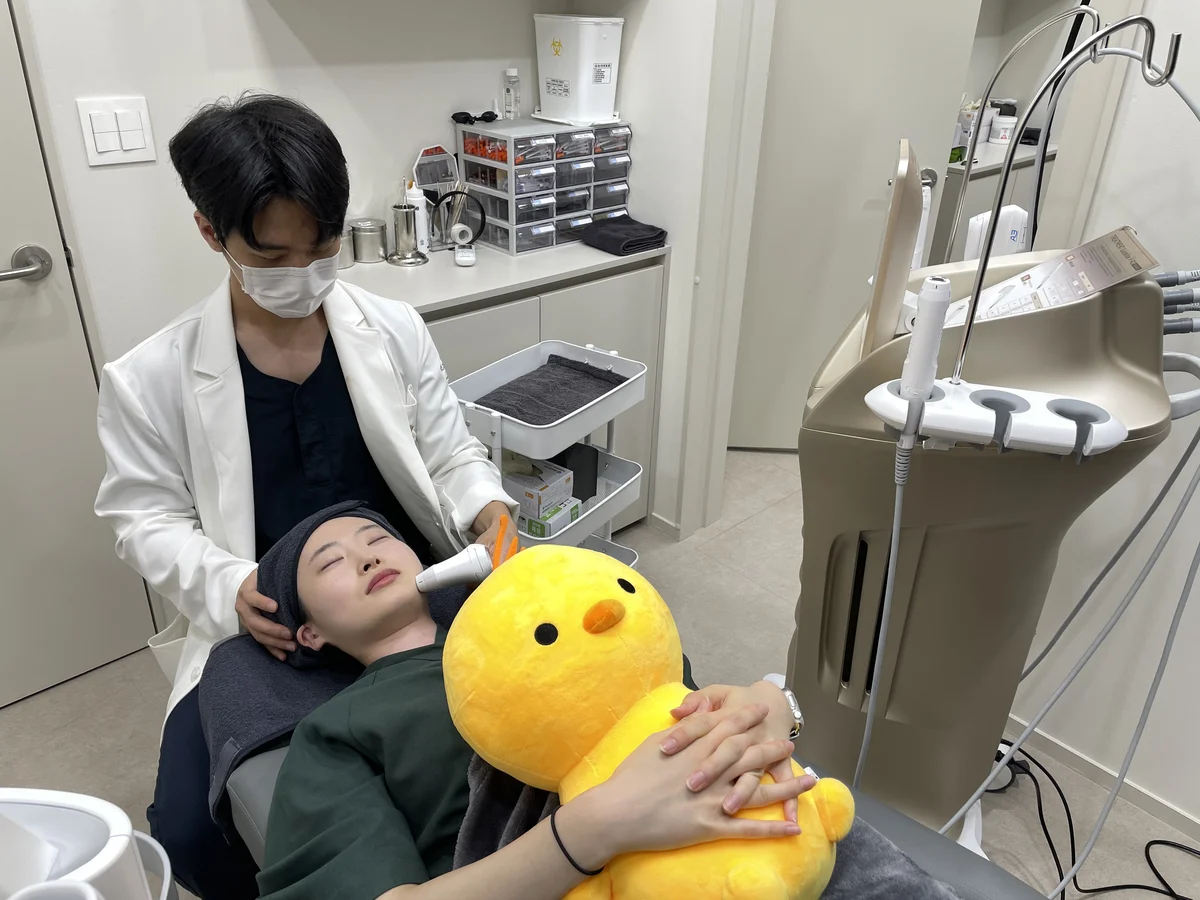 Infusión Rejuran HB+ intradérmico en escote en Clínica RE:BERRY Gangnam
