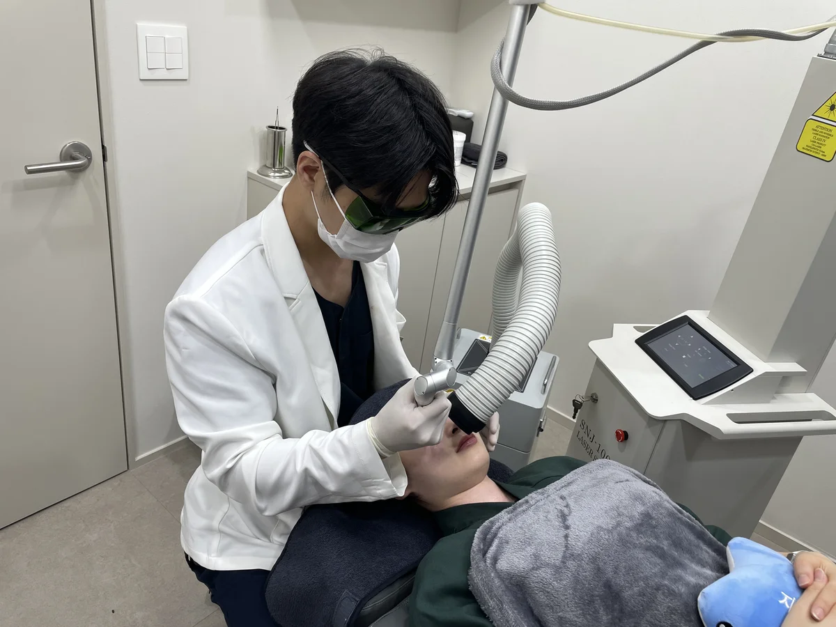 Doctor preparing patient for V-RO RF microneedling treatment