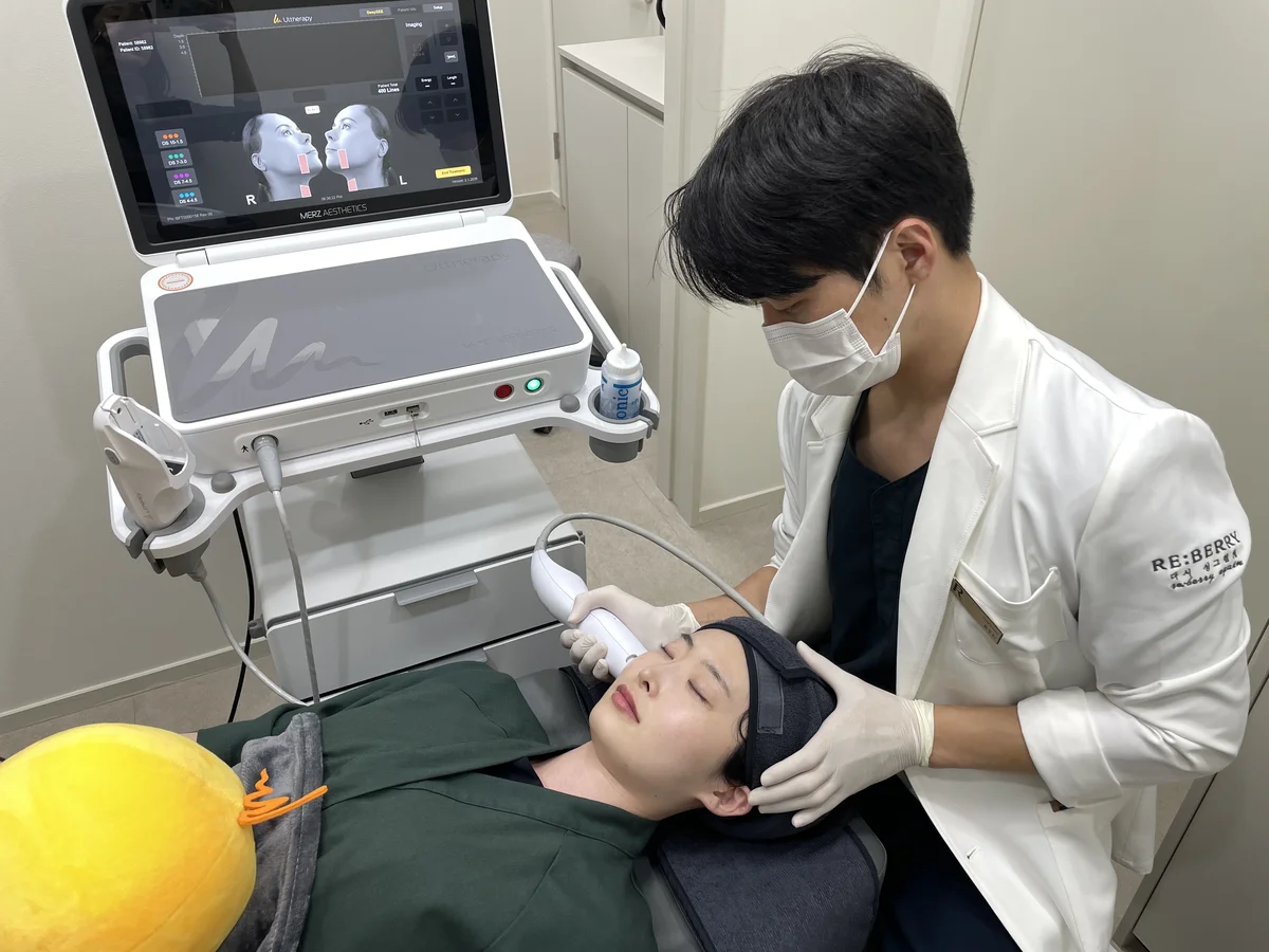 Doctor performing stem cell injection procedure at RE:BERRY Gangnam