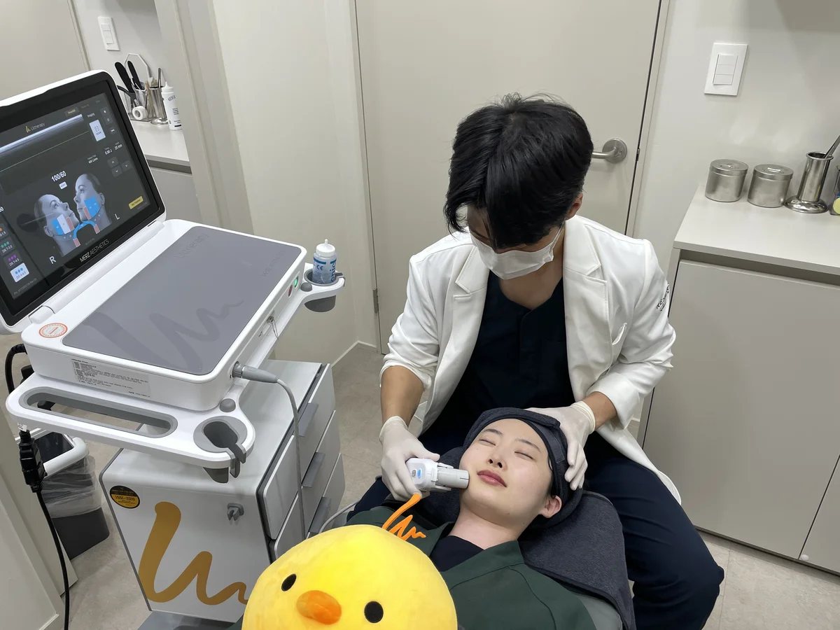 Facial piel cristal con Aqua Peel y skin booster en Clínica RE:BERRY Gangnam