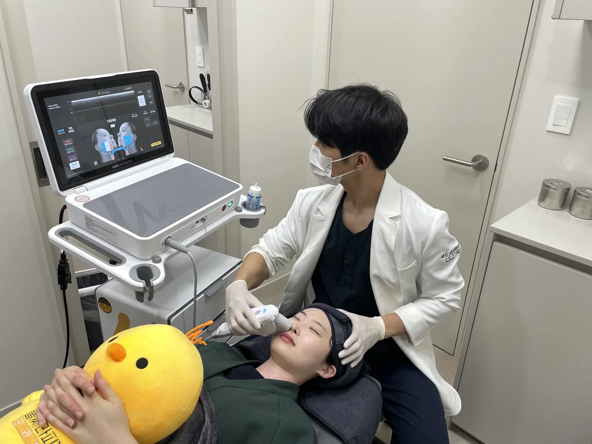 Dr. Yoon-Gon Ryu performing non-surgical lifting treatment at RE:BERRY Clinic Gangnam — Ultherapy Prime and Thermage FLX specialist Seoul
