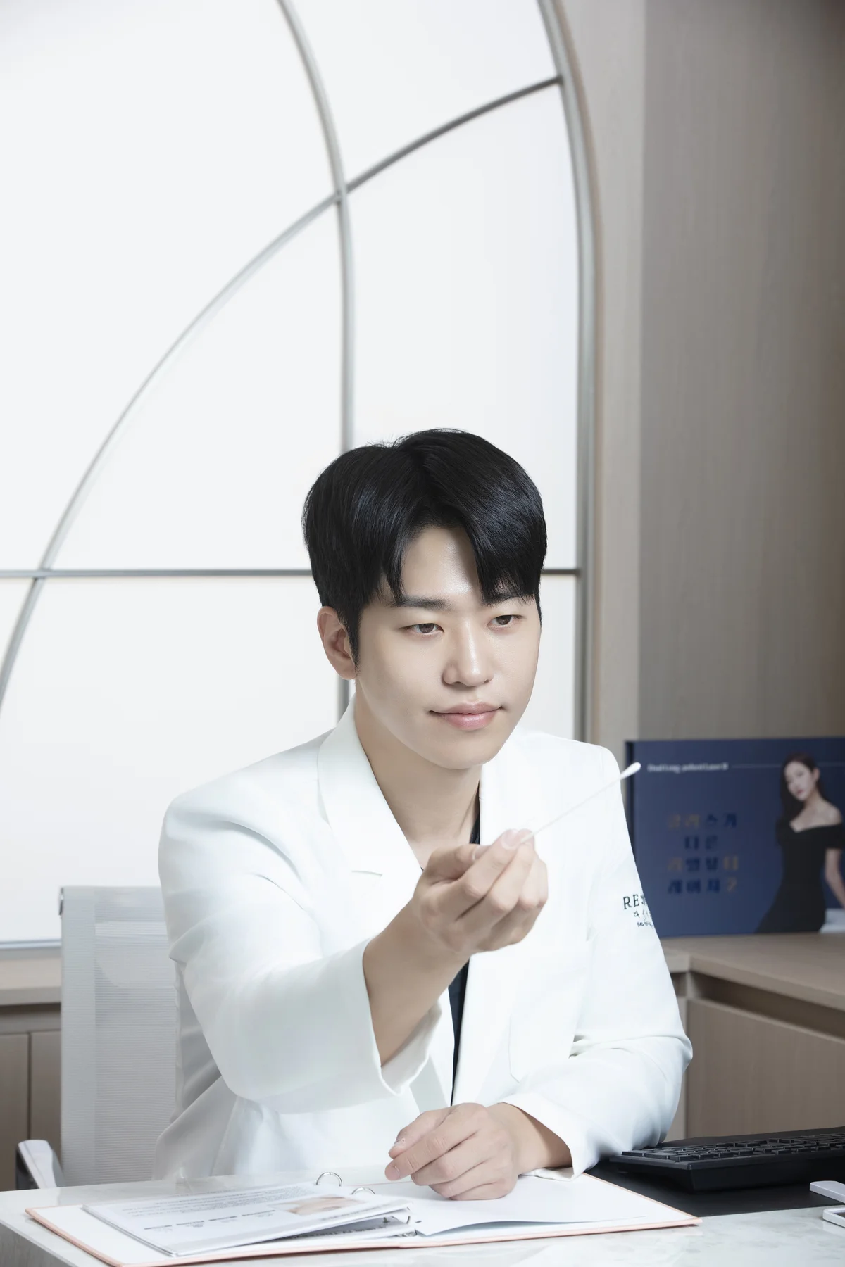 Dr. Yoon-Gon Ryu performing non-surgical lifting treatment at RE:BERRY Clinic Gangnam — Ultherapy Prime and Thermage FLX specialist Seoul