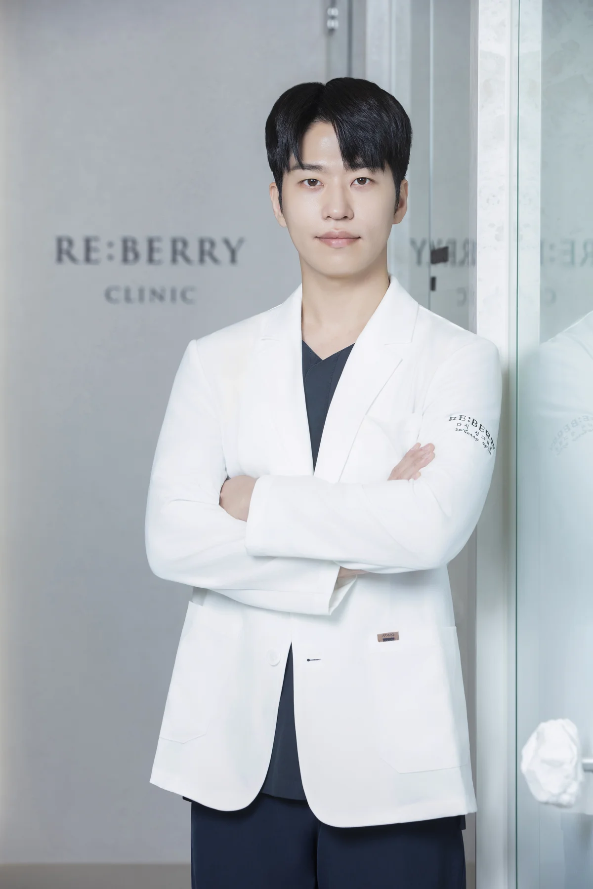 Dr. Yoon-Gon Ryu performing Korean glass skin treatment at RE:BERRY Clinic Gangnam — Rejuran Healer and skin booster injection Seoul
