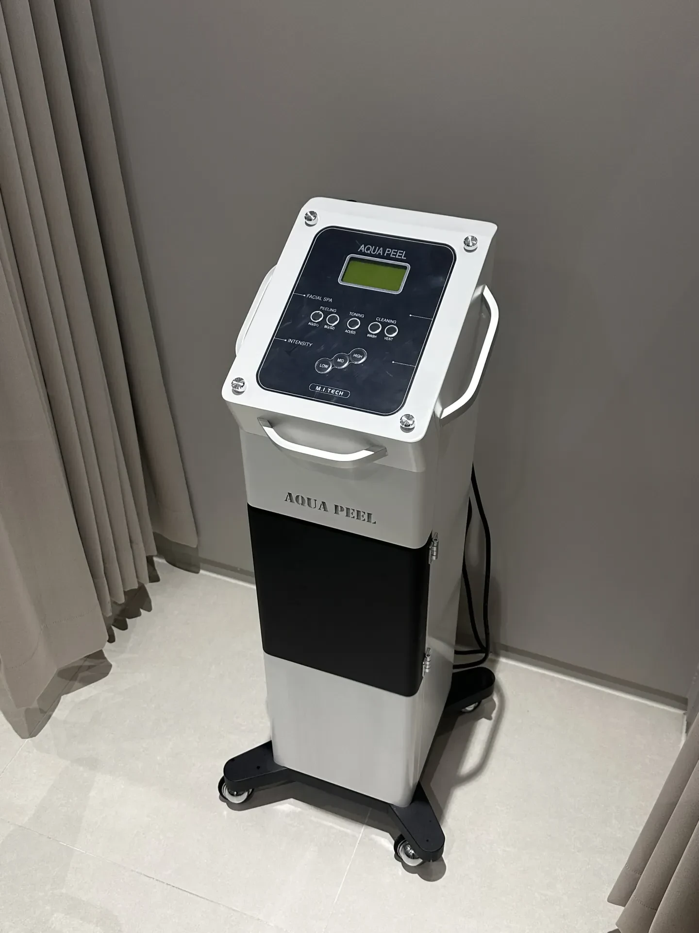 Facial Extraction Gangnam Seoul water-jet pore extraction device at RE:BERRY
