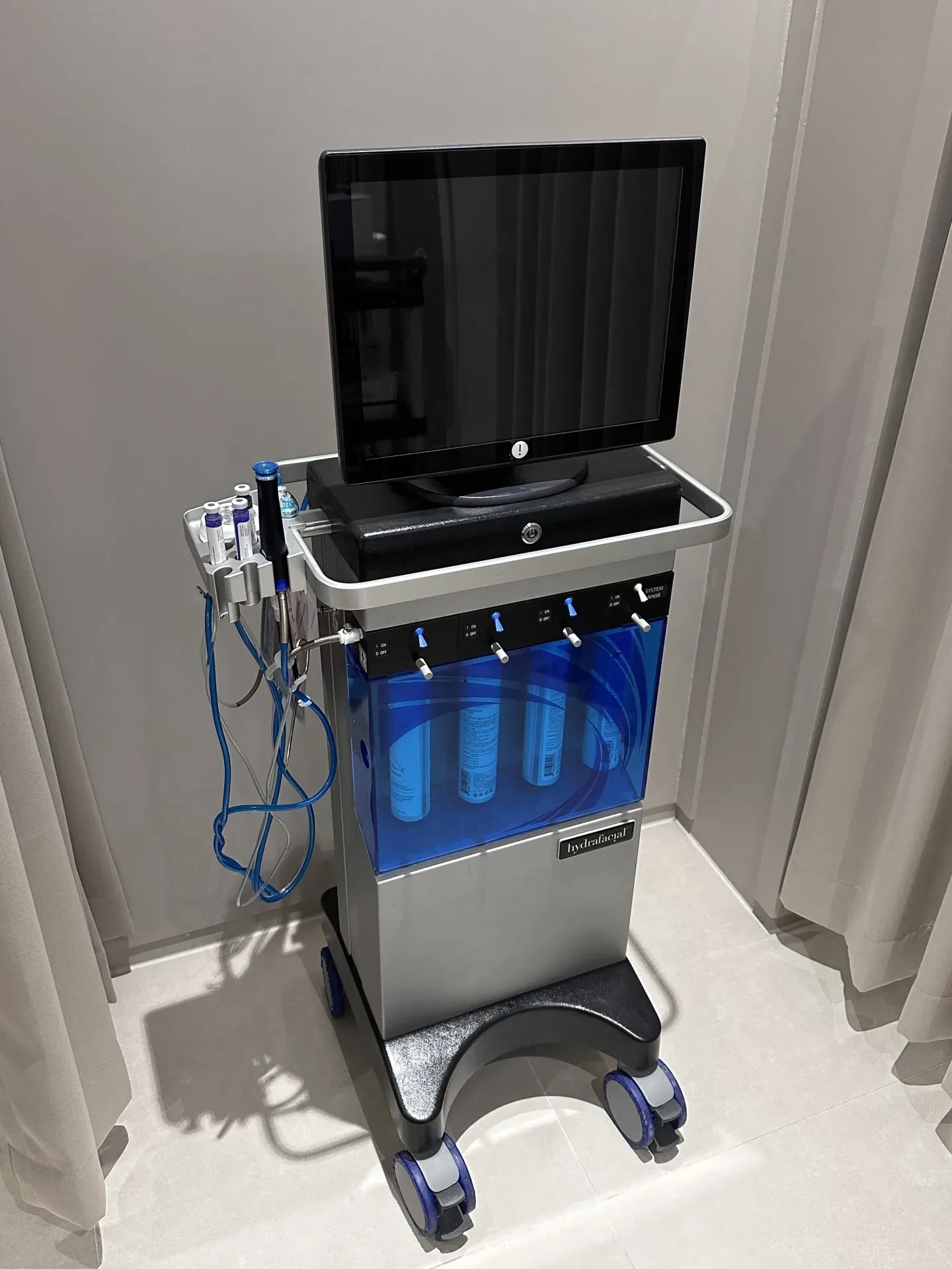 Hydrafacial device alternative for professional pore extraction at RE:BERRY