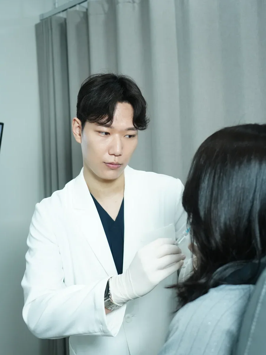 Physician performing filler injection at RE:BERRY Incheon Airport clinic