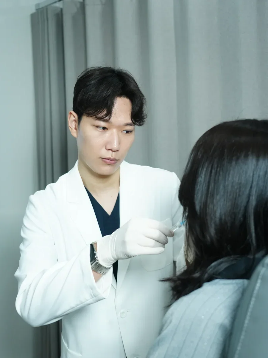 Doctor performing Rejuran Healer injection at RE:BERRY Korea