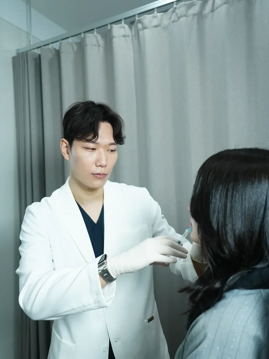 Precise Korean Botox injection technique at RE:BERRY Incheon Airport clinic
