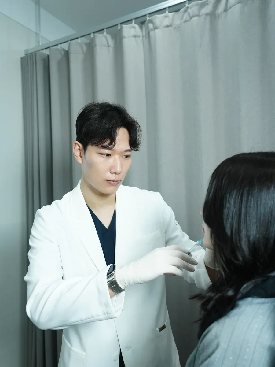 Doctor performing precise injection at RE:BERRY Incheon Airport clinic