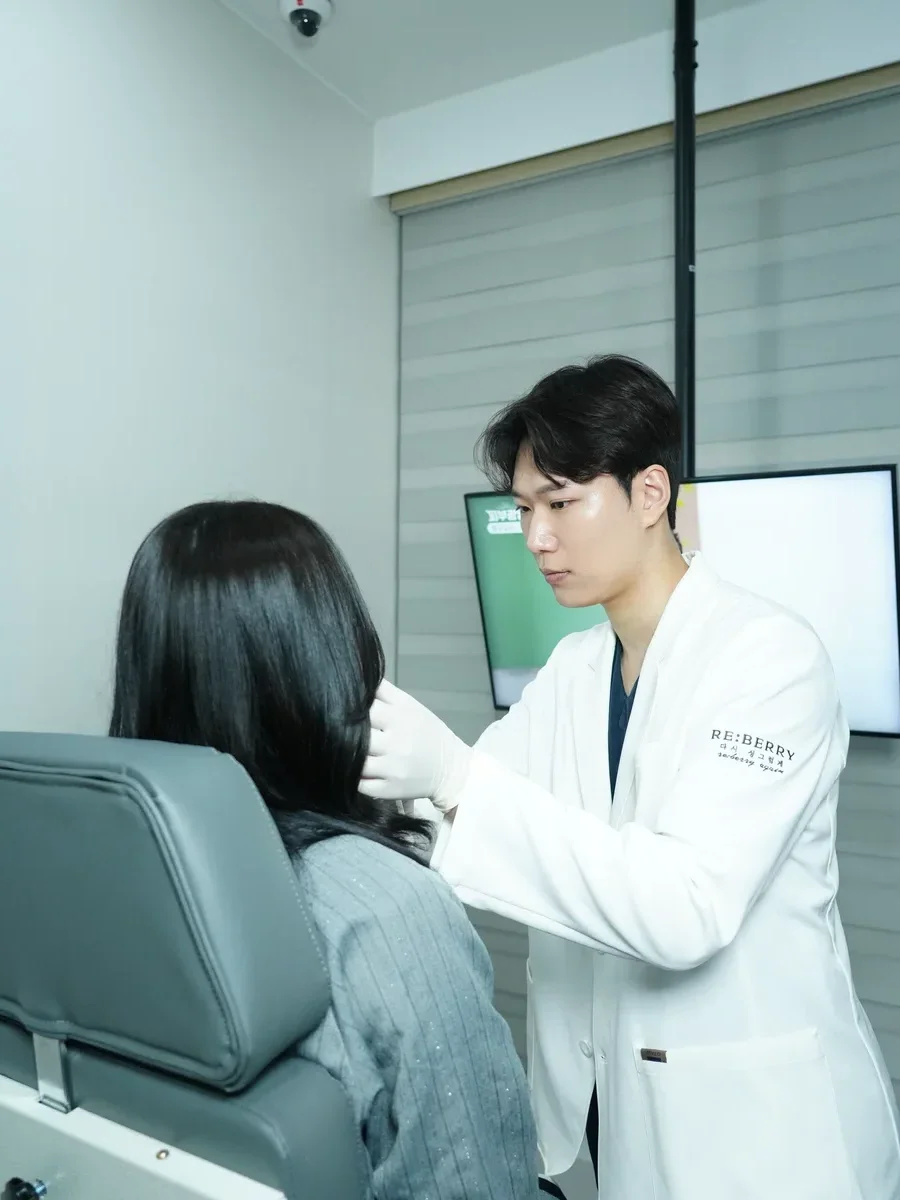 Doctor performing Rejuran micro-injection at RE:BERRY Incheon Airport