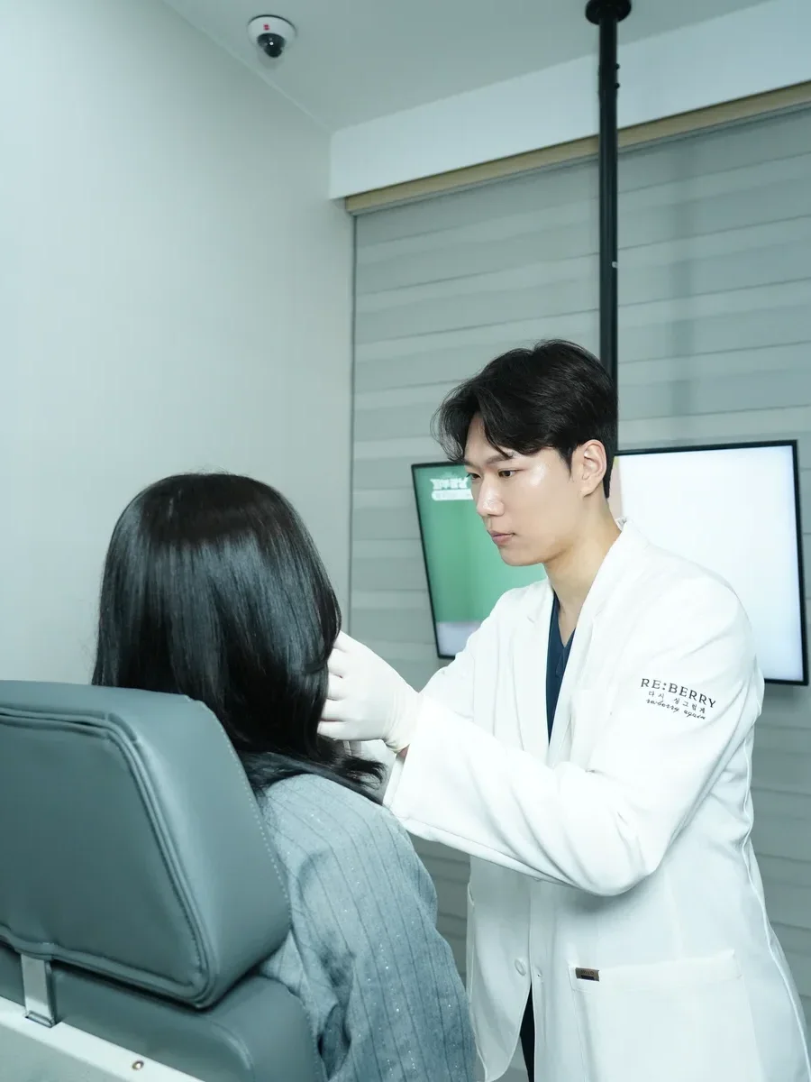 Doctor performing V-RO focused ultrasound lifting at RE:BERRY