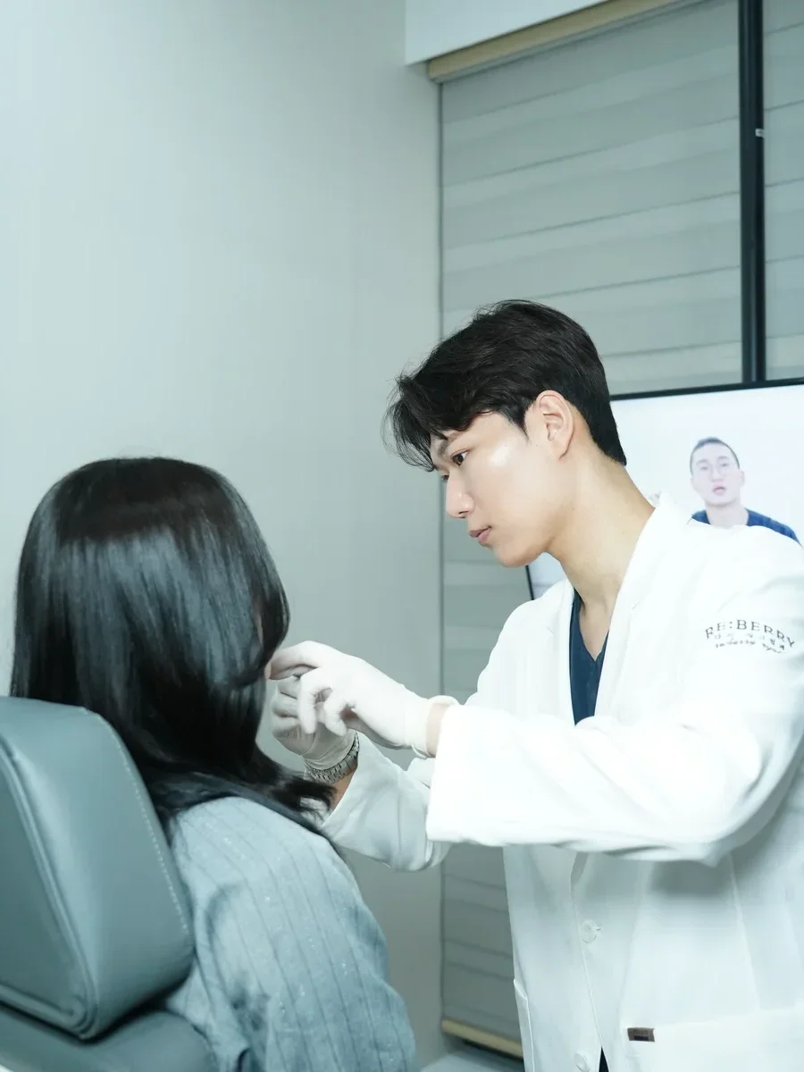 Doctor performing body contouring treatment at RE:BERRY near Incheon Airport