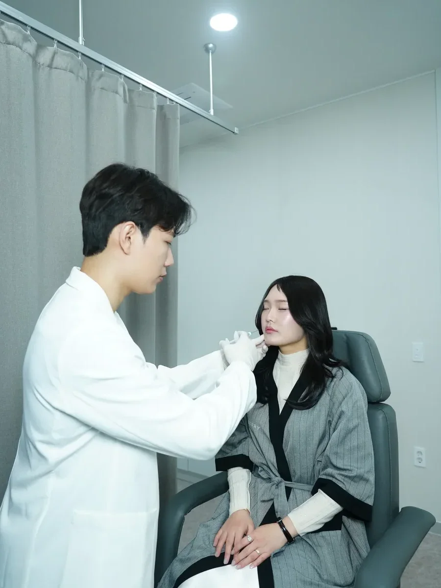 Doctor performing PRP injection treatment at RE:BERRY Incheon Airport