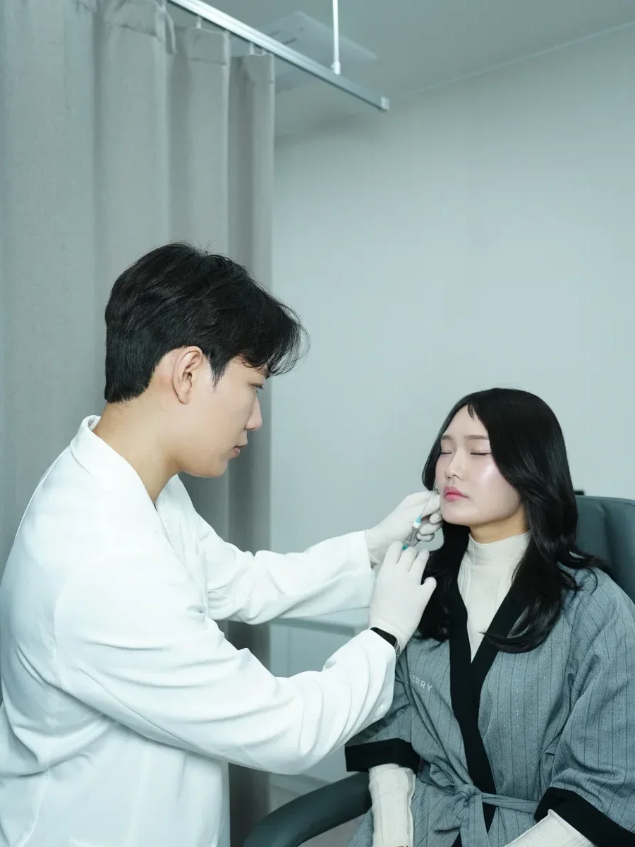 Physician demonstrating filler injection technique at RE:BERRY clinic