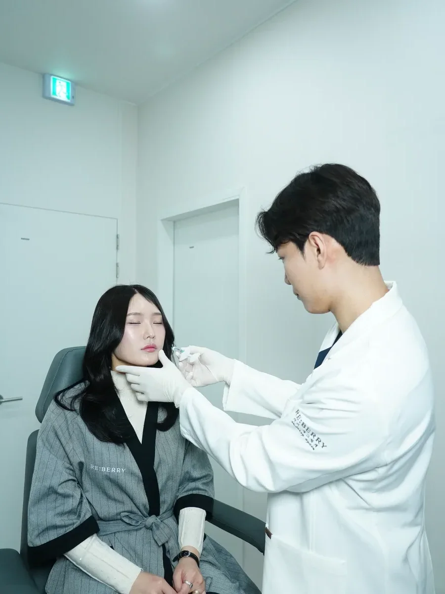 Doctor preparing masseter Botox injection at RE:BERRY Incheon Airport