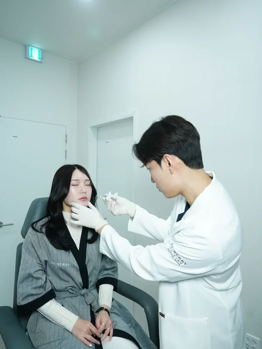 Doctor performing masseter Botox injection for V-line jaw slimming at RE:BERRY Incheon Airport Korea