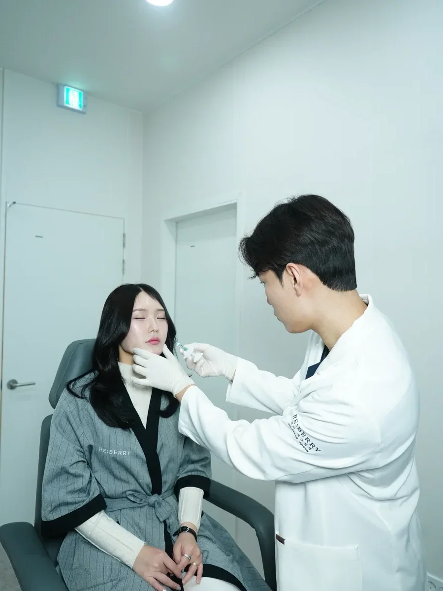 Doctor assessing jawline for masseter Botox at RE:BERRY Incheon Airport