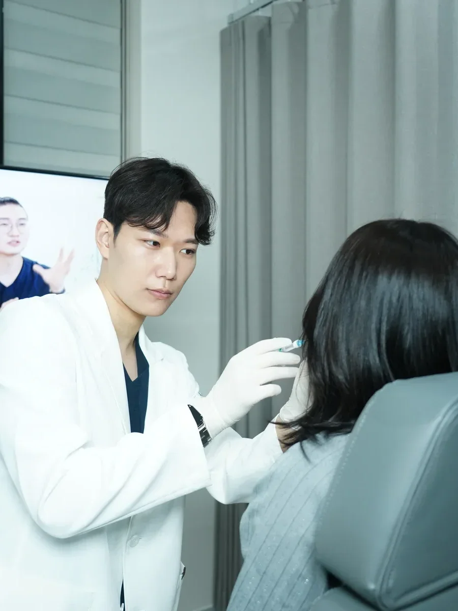 POTENZA RF microneedling treatment in progress at RE:BERRY Incheon Airport