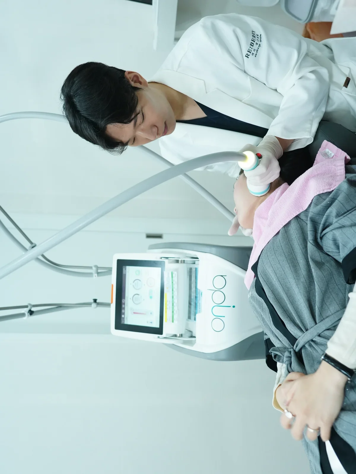 Doctor performing Onda Coolwaves lifting treatment at RE:BERRY clinic