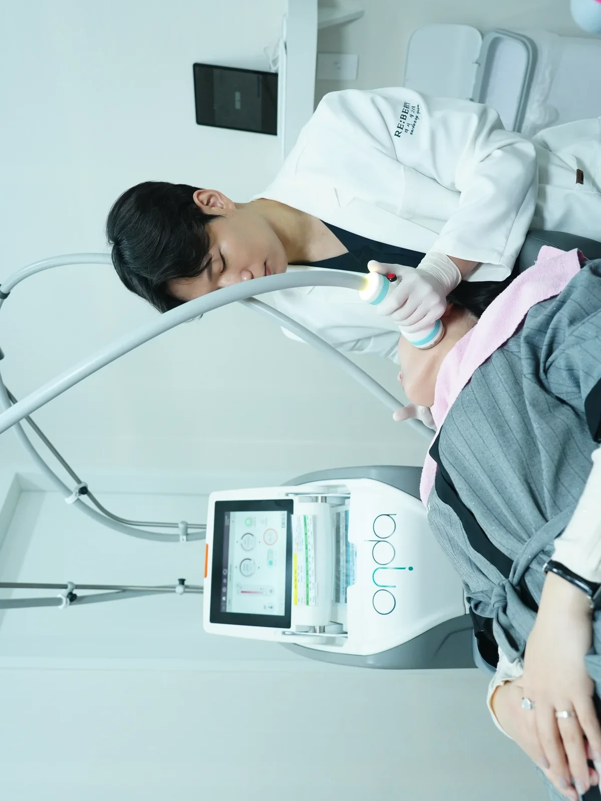 Doctor inserting PDO threads during thread lift procedure at Korean clinic