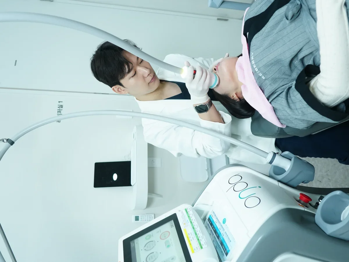 Doctor performing PDO thread insertion near Seoul clinic