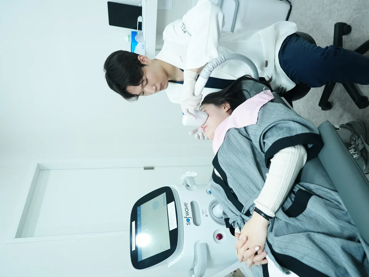 Director Médico aplicando Rejuran Incheon Seúl en Clínica RE:BERRY Incheon