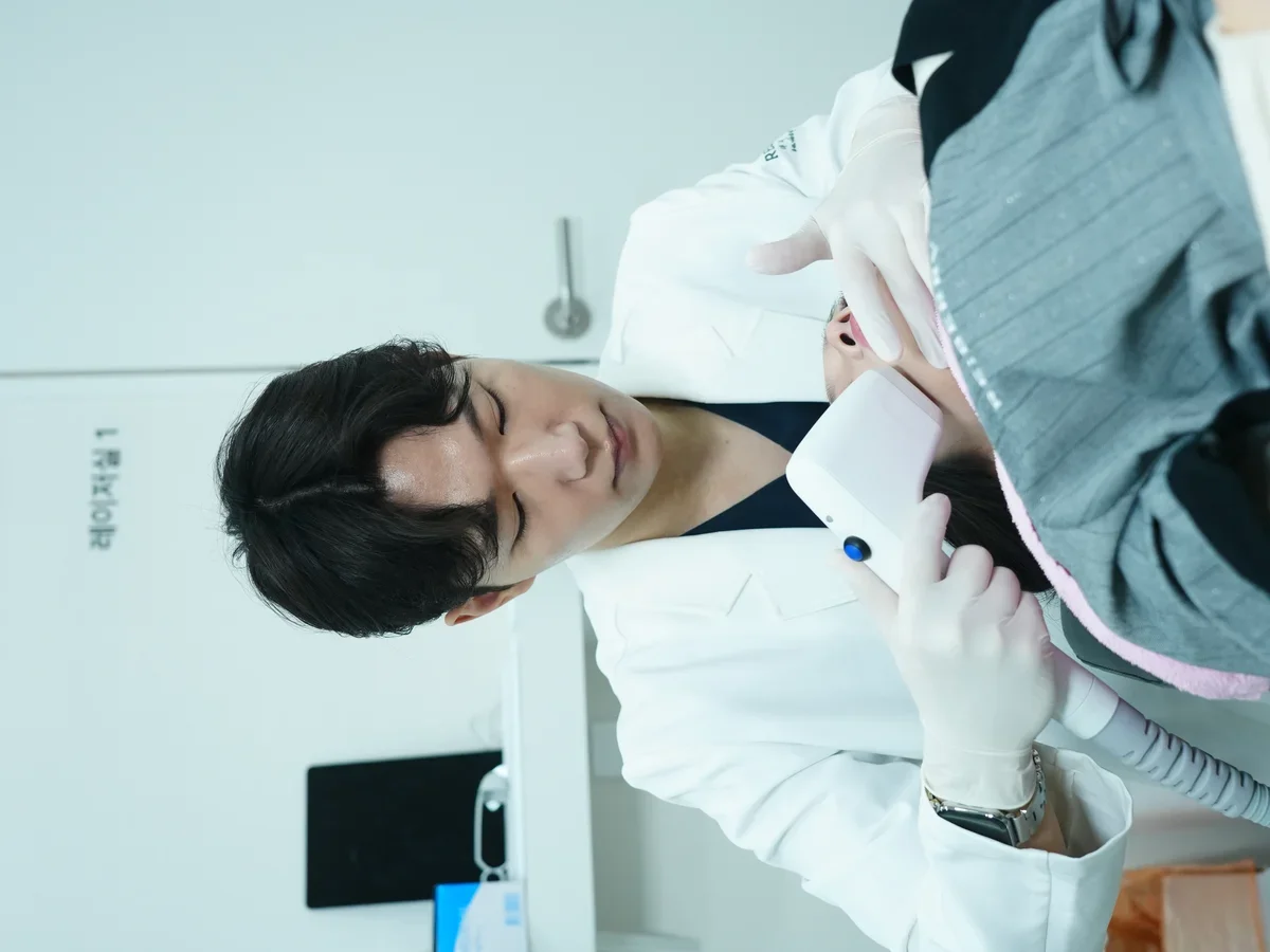 Doctor preparing InMode FX treatment at RE:BERRY Incheon Airport skin clinic