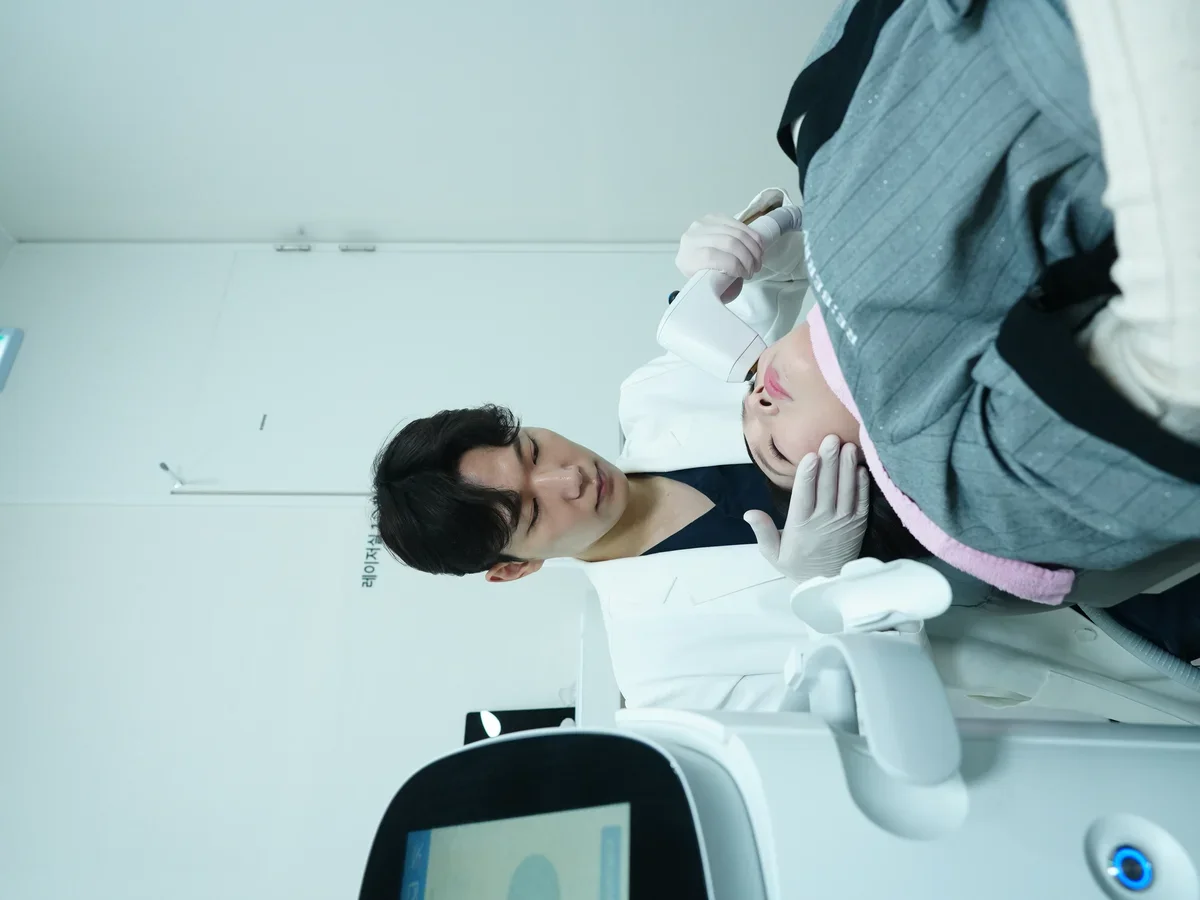 Director Médico aplicando PicoSure con escudos intraoculares para eliminación tatuaje delineador Incheon Seúl en Clínica RE:BERRY Incheon