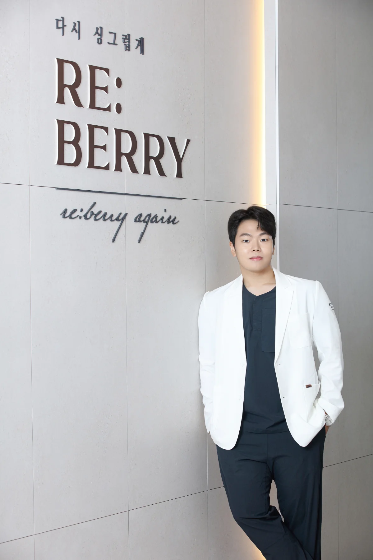 Dr. Cho Sung-Jun consulting with international patient about filler treatment timing before flight