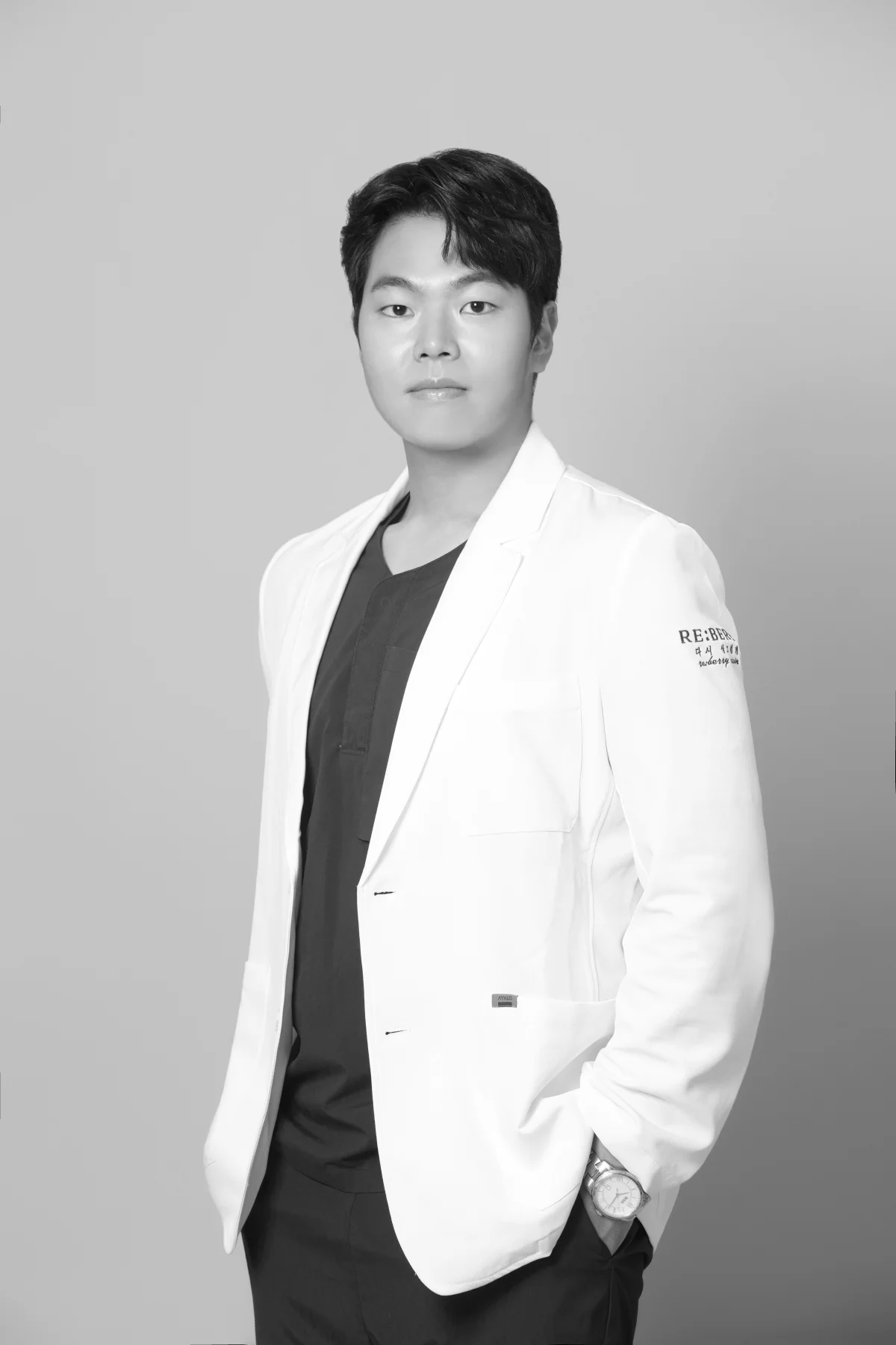 Dr. Cho Sung-Jun assessing skin for flight-matched laser treatment at RE:BERRY