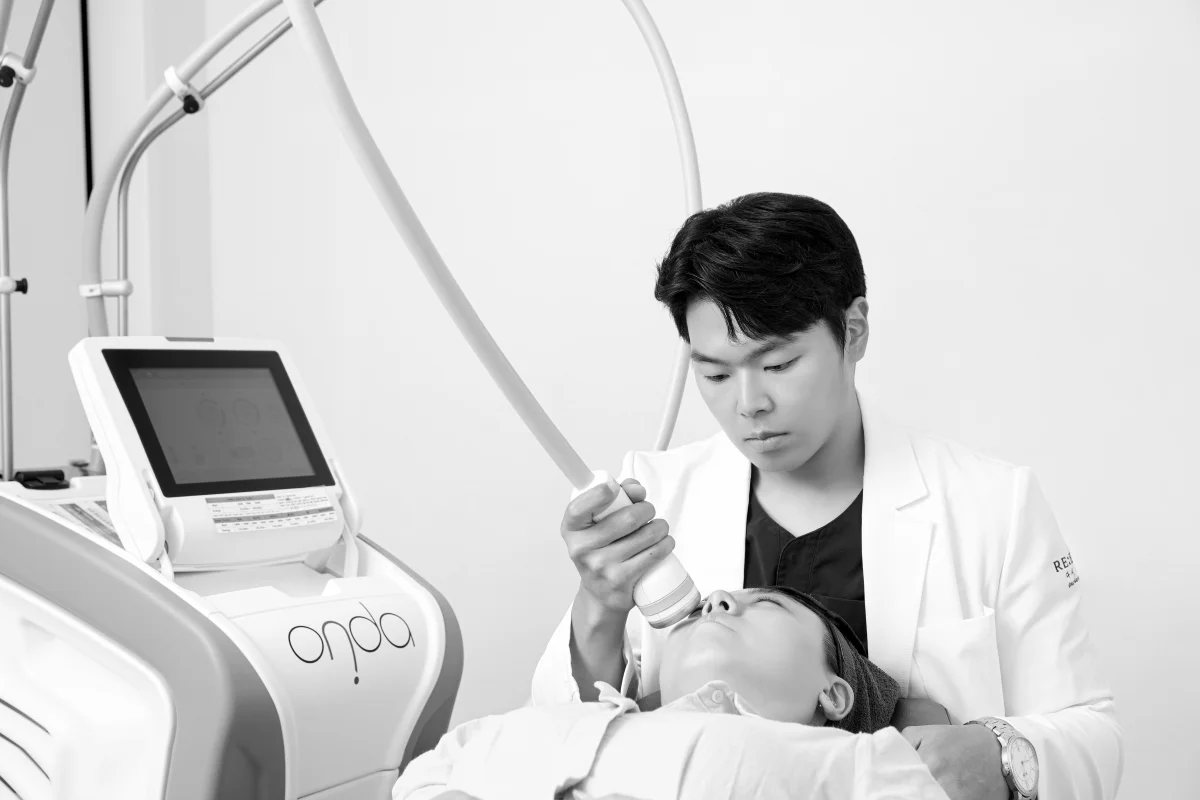 Dr. Cho performing sweat mapping before armpit botox at RE:BERRY