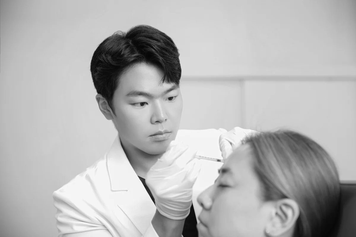 Dr. Cho performing freckle removal laser treatment at RE:BERRY Incheon Airport Korea