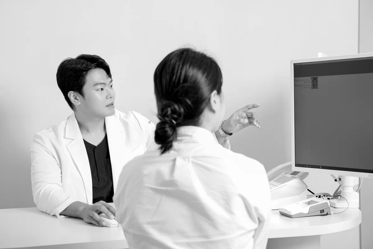 Dr. Cho performing dermoscopic mole assessment at RE:BERRY Incheon Airport clinic