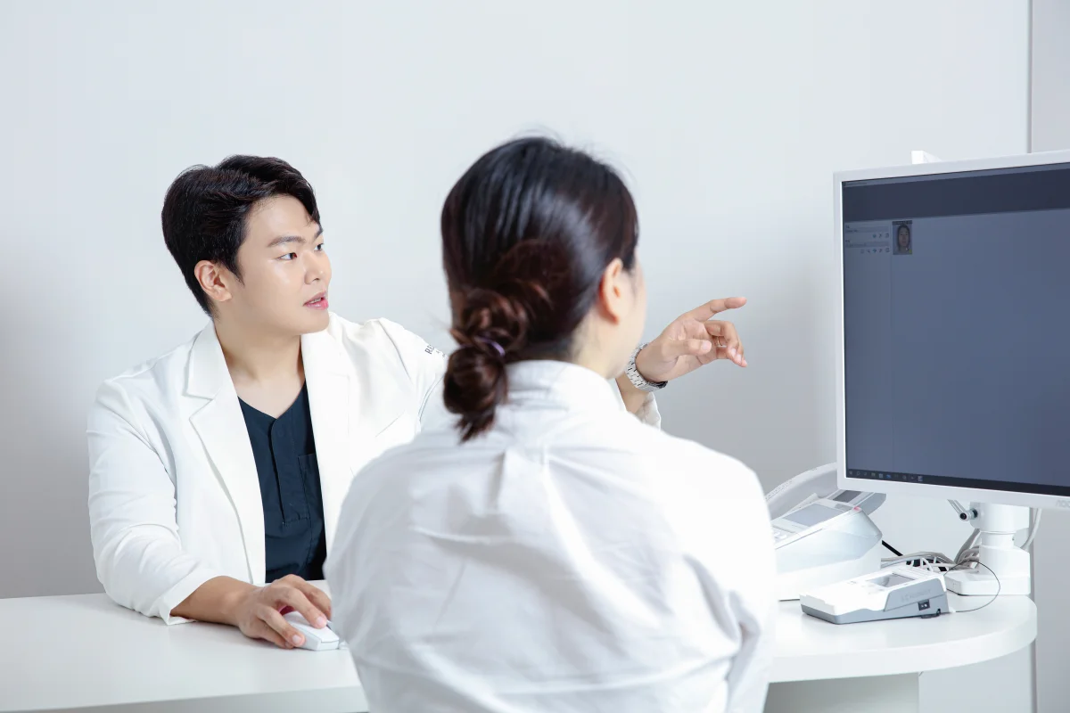 Dr. Cho performing PicoSure pico laser treatment at RE:BERRY near Seoul