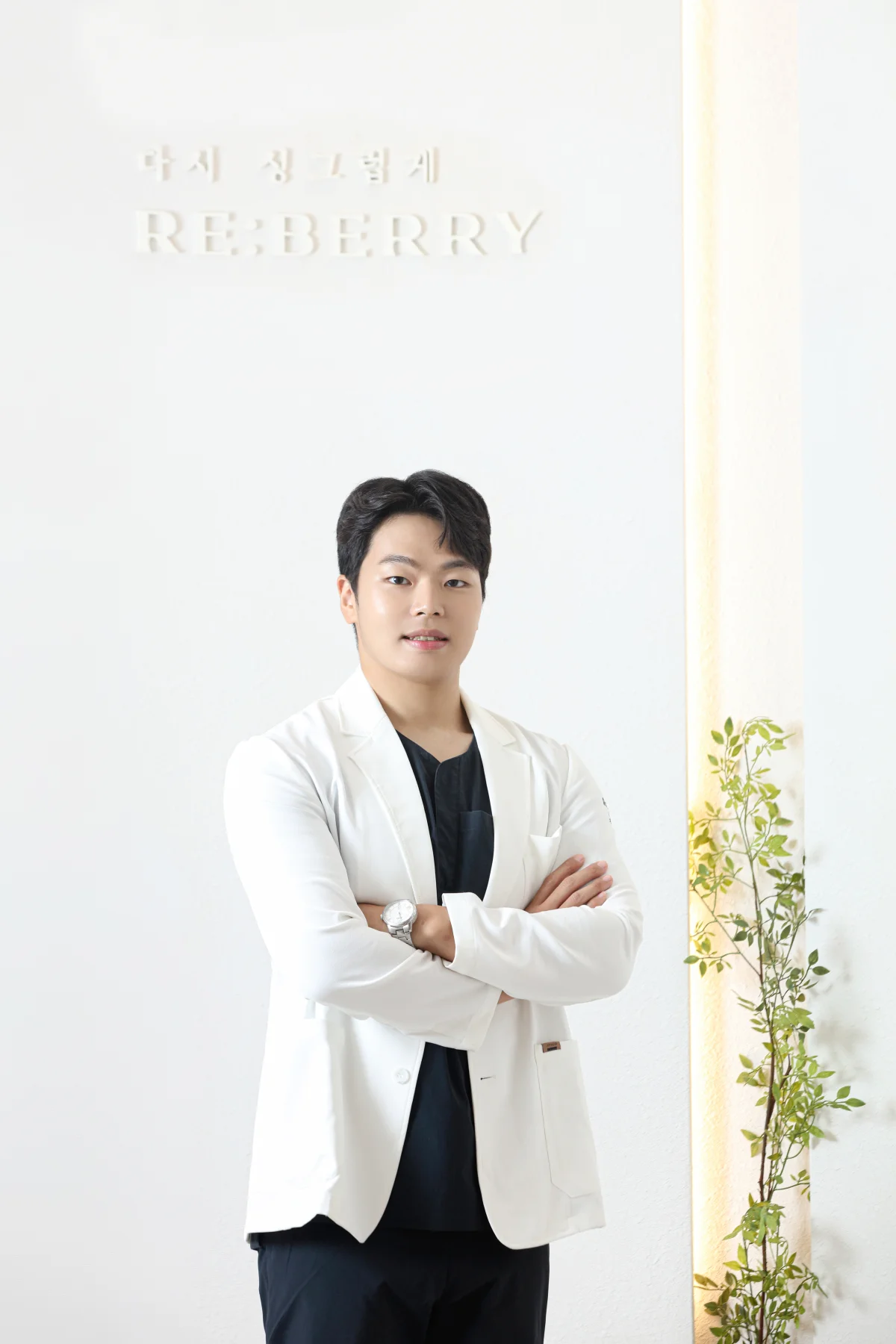 Dr. Cho performing pico laser treatment at RE:BERRY Incheon Airport