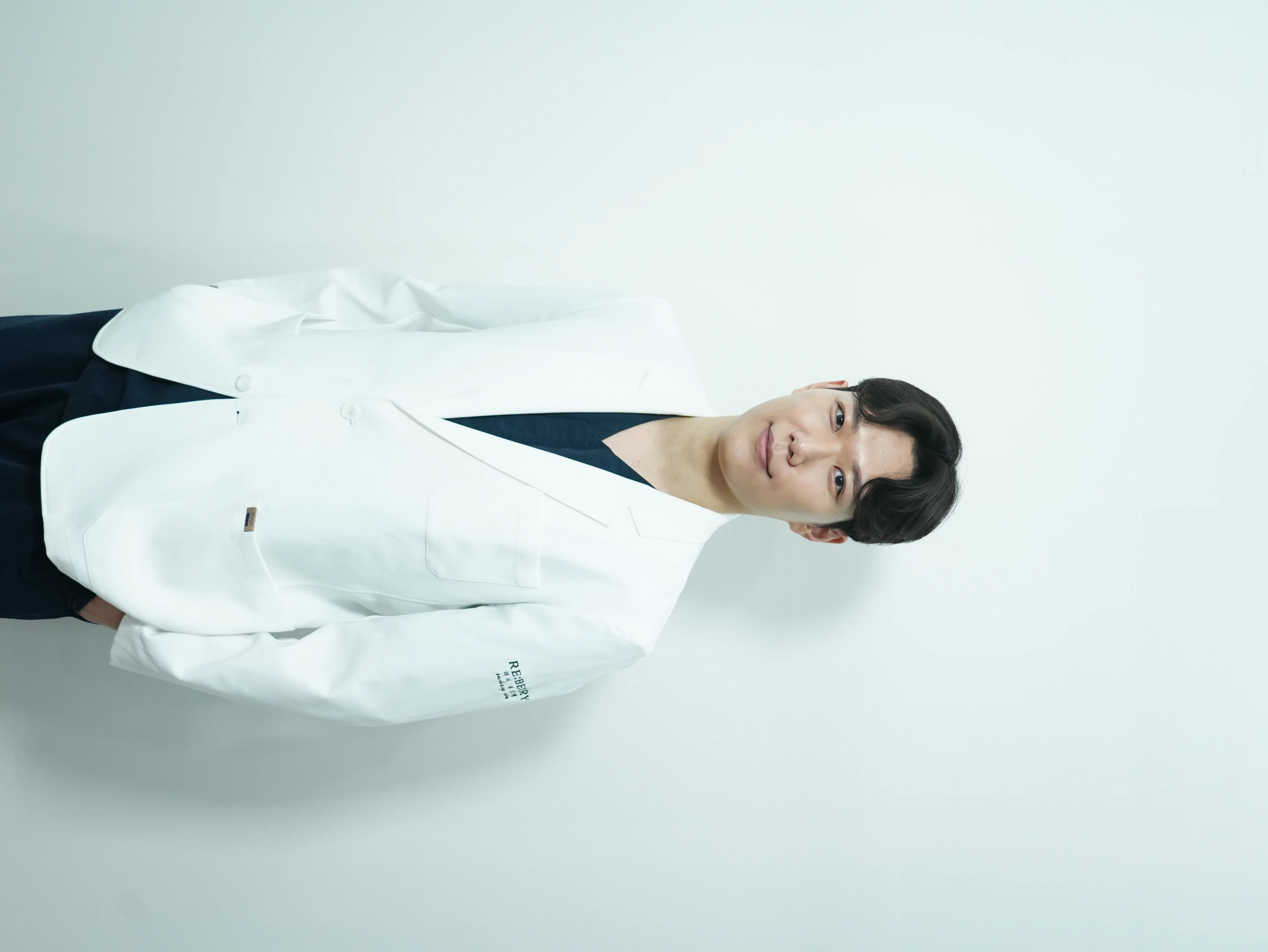 Dr. Kim performing pico laser treatment at RE:BERRY Korea