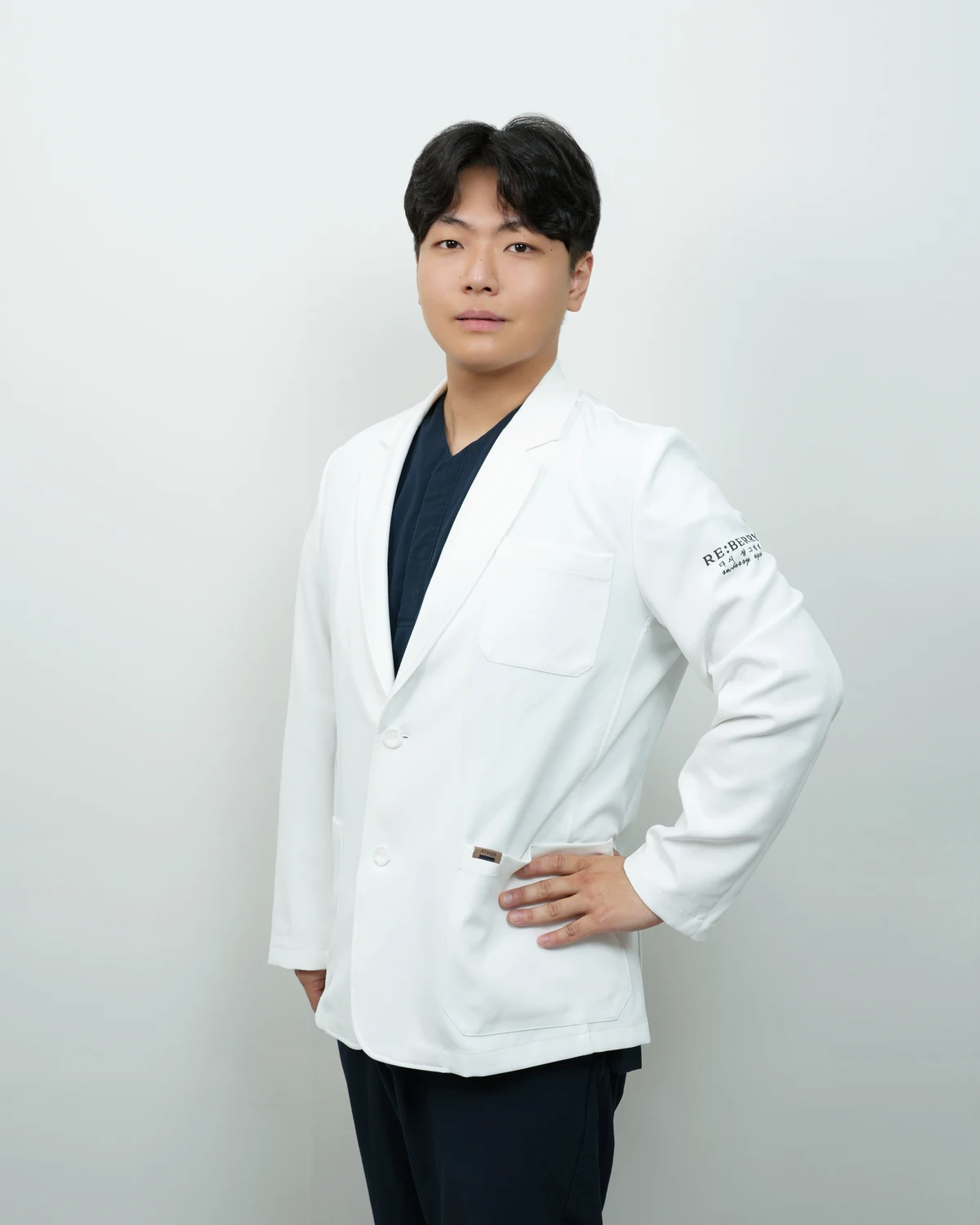 Dr. Sunbeen Kim performing buttock filler at RE:BERRY Incheon Airport