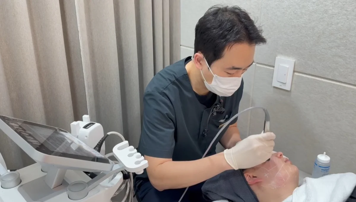 Doctor performing acne laser with RF microneedling treatment at RE:BERRY Myeongdong Seoul clinic