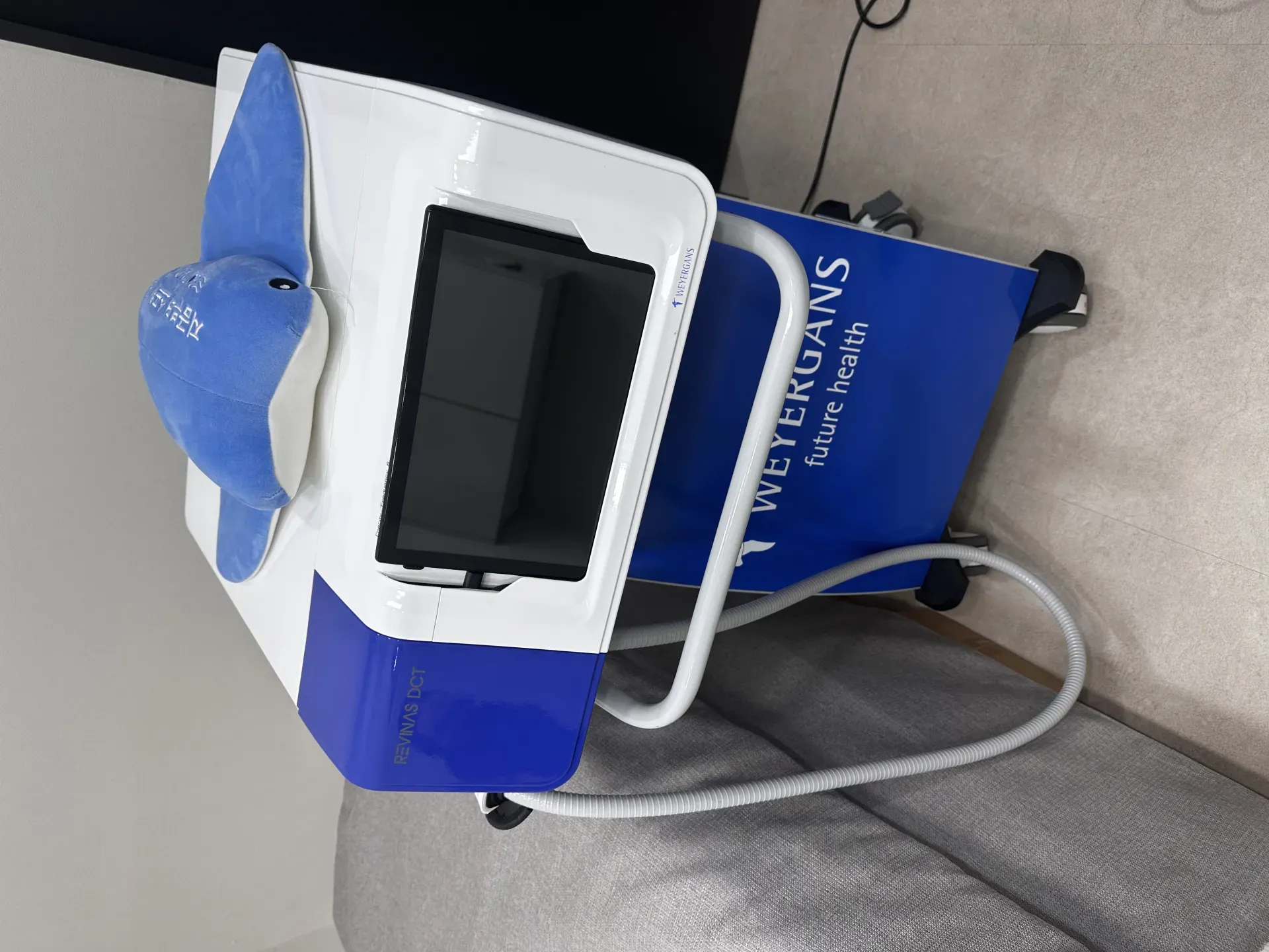 Revinas micro-pulse HIFU handpiece delivering focused energy