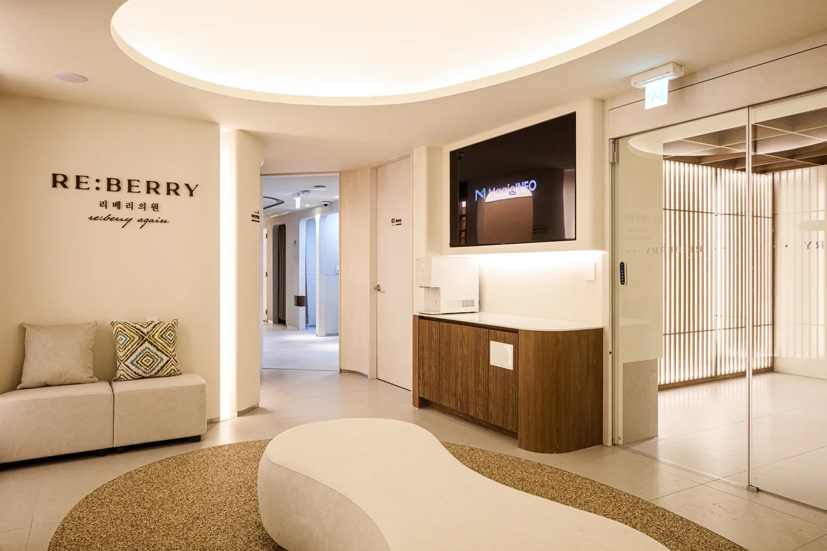 RE:BERRY Myeongdong consultation for acne assessment and treatment planning