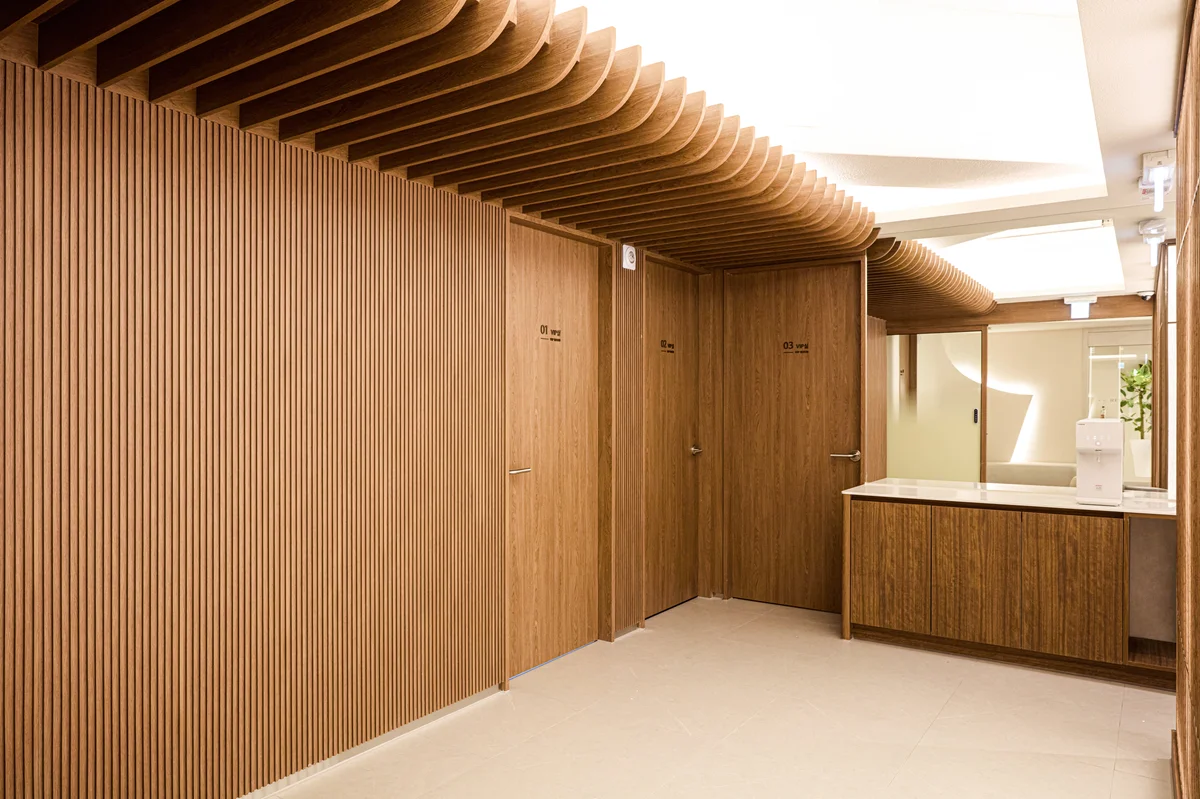 RE:BERRY Myeongdong clinic interior showcasing advanced acne and scar treatment facilities in Seoul
