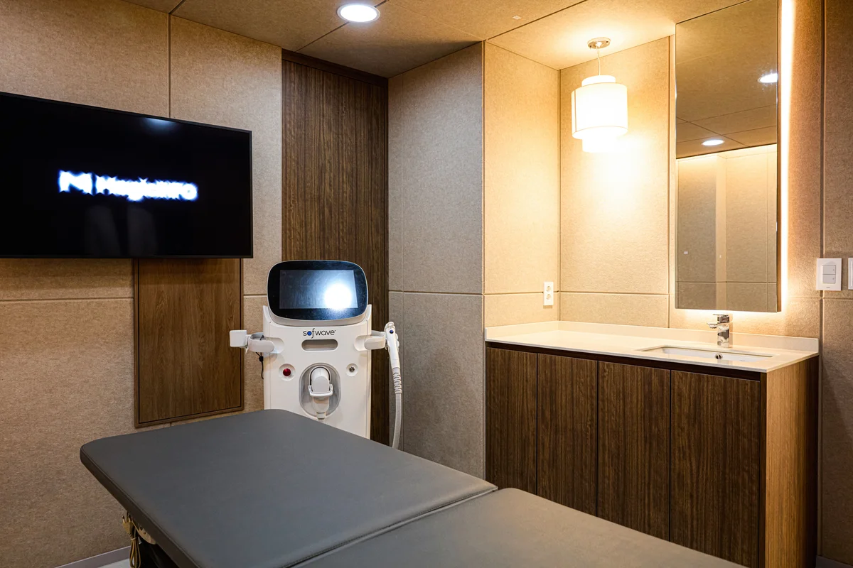 RE:BERRY Myeongdong clinic laser treatment room for acne laser therapy in Seoul